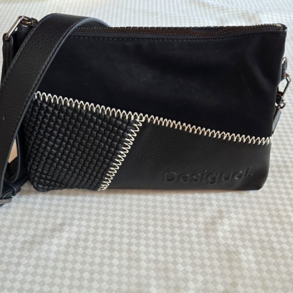 🌹Desigual Black Crossbody Bag with White Stitching